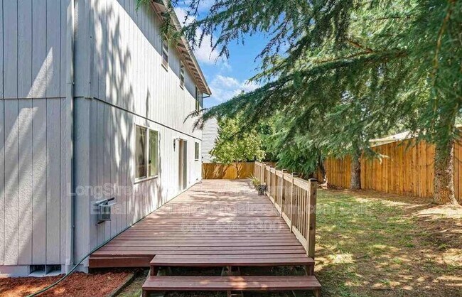 Building Photo - 332 NE Carmen Pl