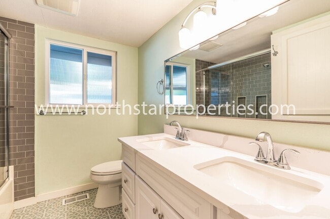 Building Photo - Garden Home Charmer