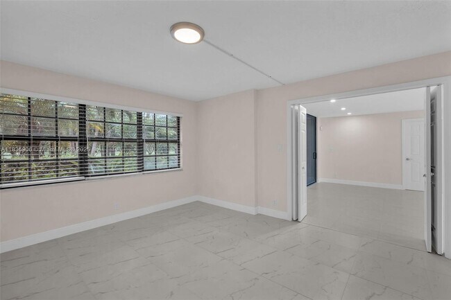 Building Photo - 250 E Royal Palm Rd