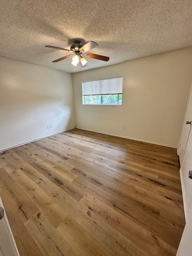 Building Photo - 2-Story 2 Bedroom Townhome with Garage!