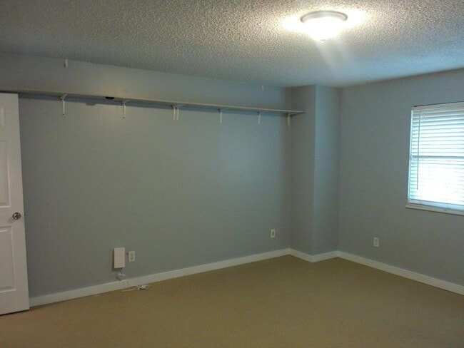 Building Photo - 909 W 41st Pl