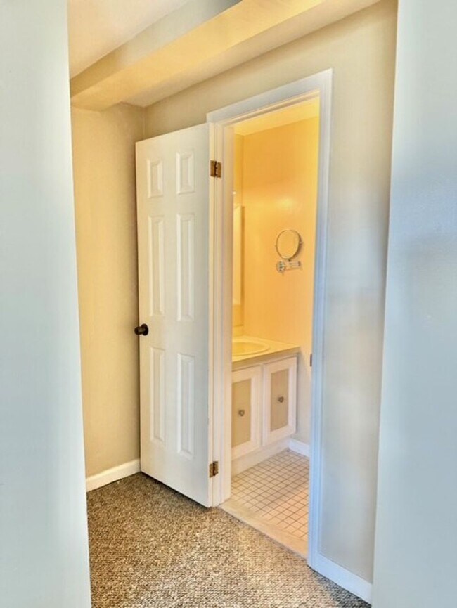 Building Photo - 120 Hinsdale St