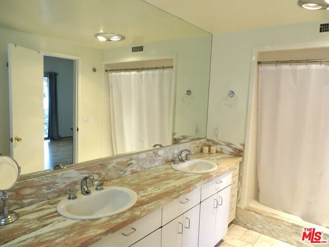 Building Photo - 811 Linda Flora Dr