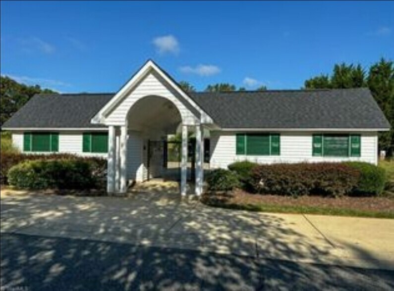 Building Photo - 803 Creek Crossing Trail