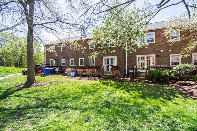 Building Photo - Fabulous Townhouse in Kenwood Forest II - ...