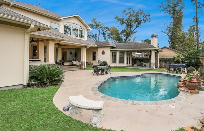 Building Photo - 1611 Lynnview Dr