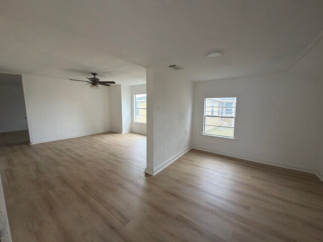 Building Photo - 121 N Spooner St