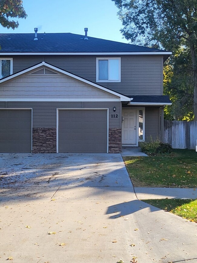 Building Photo - Cute Townhouse