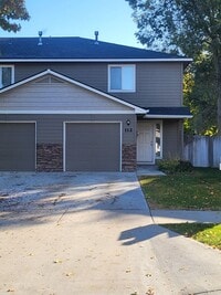 Building Photo - Cute Townhouse