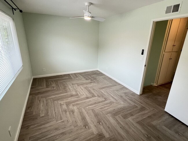 Building Photo - Fantastic 3 Bed 1.5 Bath End Unit Townhome in Orange!