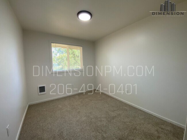 Building Photo - Newly Refreshed 2 Bed Duplex