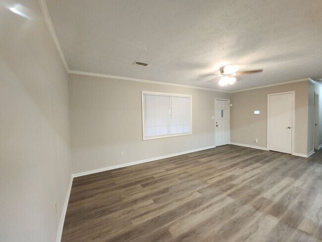 Building Photo - Classic Ranch-Style Living – 4 Bed, 2 Bath Gem!