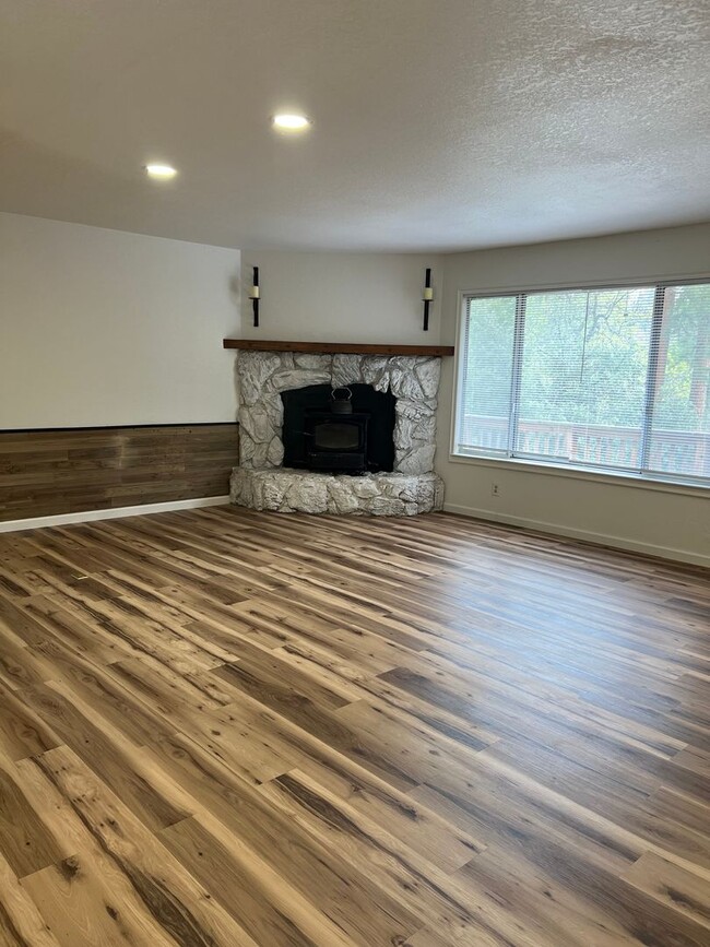 Building Photo - Three Bedroom Pioneer Home