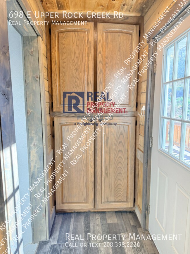 Building Photo - 698 E Upper Rock Creek Rd