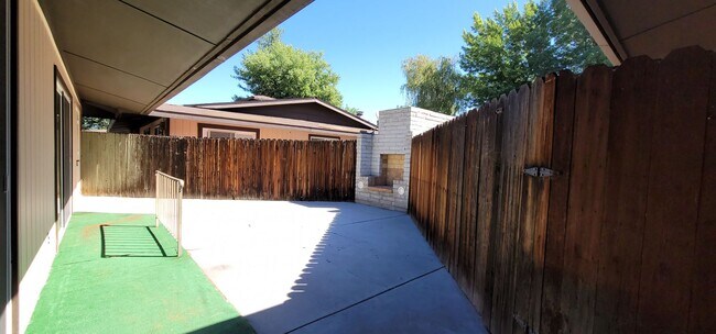 Building Photo - Beautiful 2 Bedroom / 2 Bath Bungalow Next to Hidden Valley Golf Club with Large Private Patio, N...