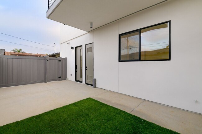 Building Photo - 5142 Los Robles Dr