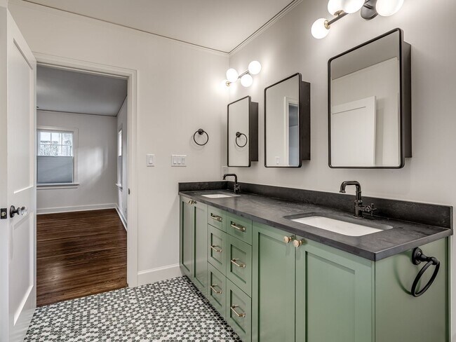 Building Photo - Luxury Living in the Heart of Tulsa