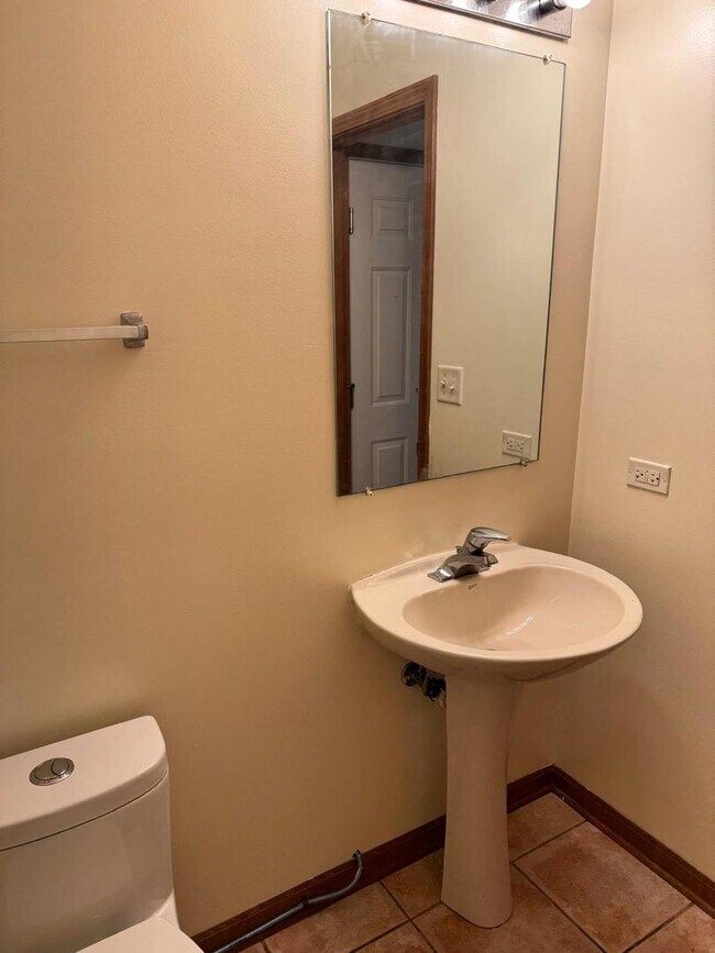 Building Photo - 2527 Oneida Ln