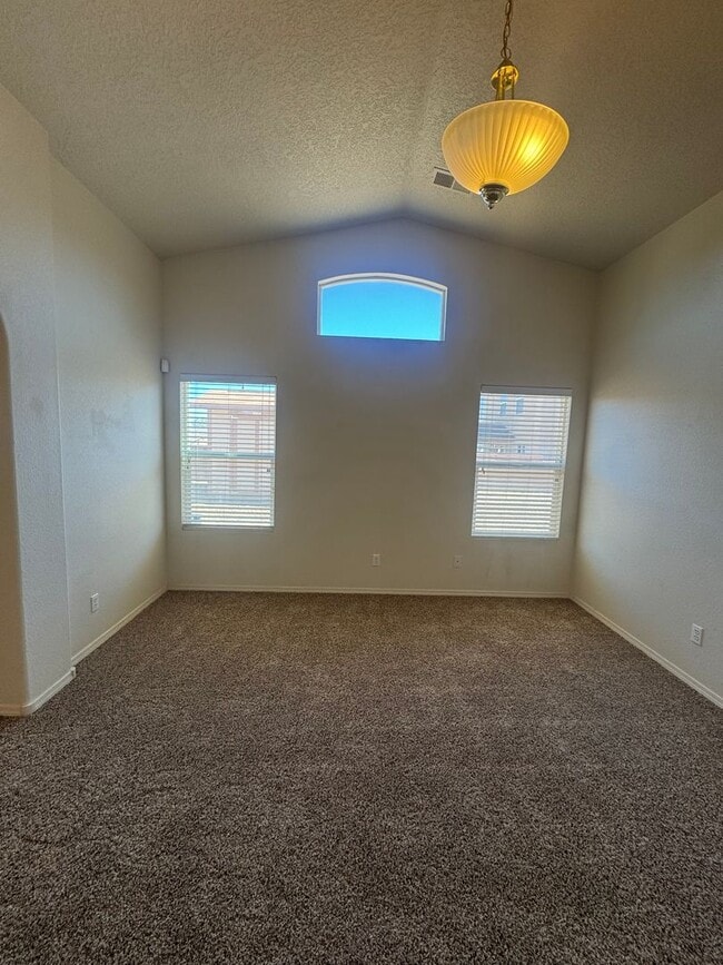 Building Photo - 3 bed 2 bath home in Huning Ranch