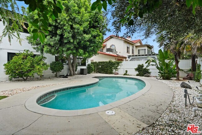 Building Photo - 6558 Lasaine Ave
