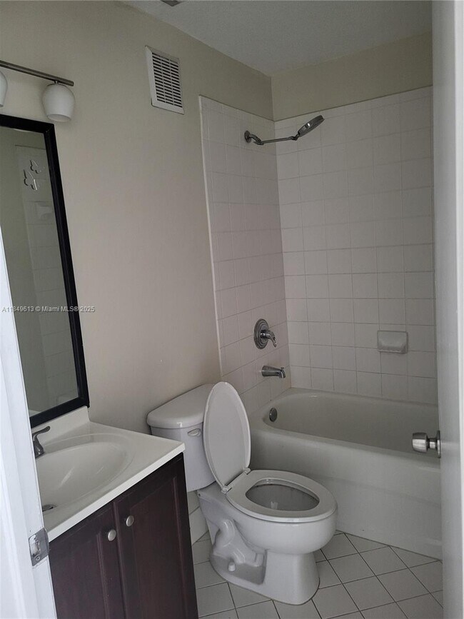 Building Photo - 1250 SE 28th Ct