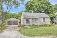 Building Photo - 2 Bed Bungalow in Champaign- Available August 2026