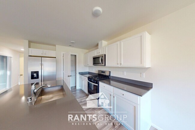 Building Photo - Great Location! Easy JBLM Commute!