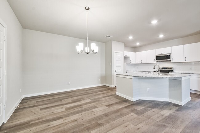 Building Photo - 9800 Grosbeak Ln