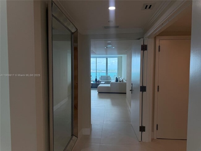 Building Photo - 1331 Brickell Bay Dr