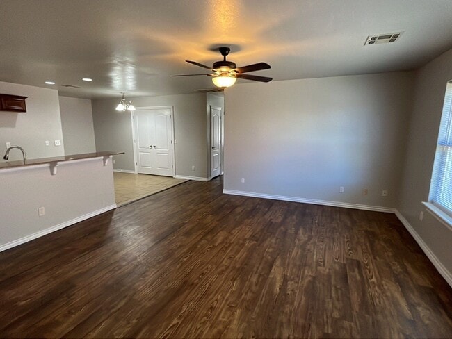 Building Photo - 4 Bedroom 2 Bath Duplex in Mustang!  $1270 Per month!