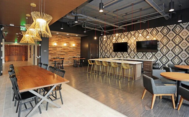 Building Photo - 1400 E Walnut St