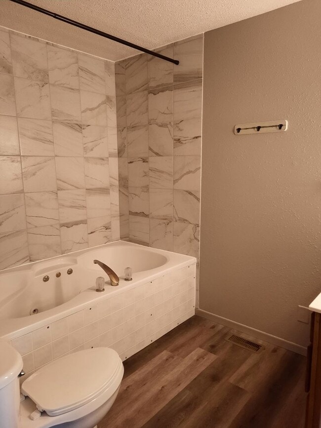 Building Photo - 3 BEDROOM | 2 BATH | HOUSE | SINGLE GARAGE...