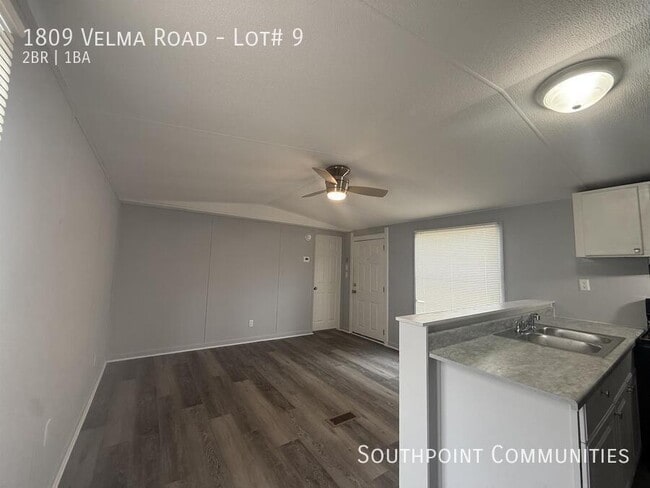 Building Photo - 1809 Velma Rd
