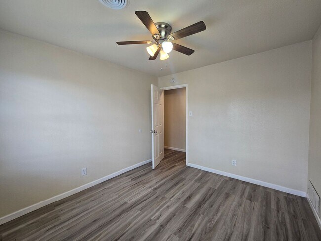 Building Photo - 501 W Voelter Ave