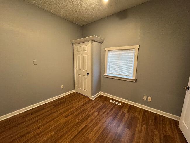 Building Photo - Fountain Sqaure 2 Bedroom 1 Bath with a bonus room/office.