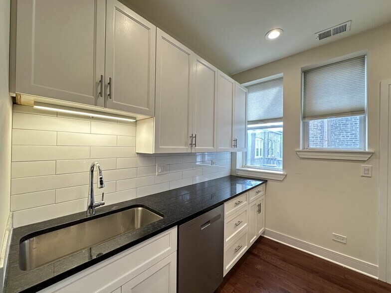 Building Photo - 1159 W Lunt Ave