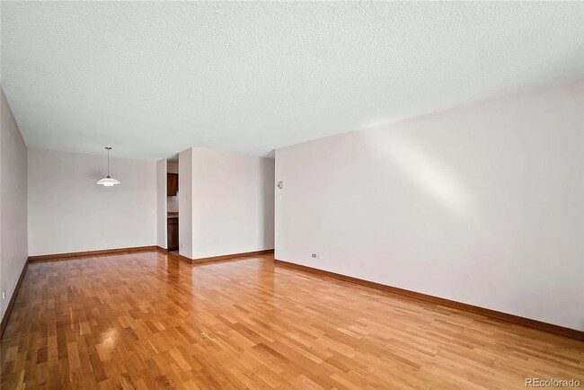 Building Photo - Beautiful One Bedroom Condo!