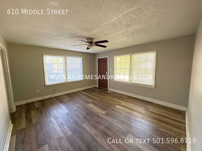 Building Photo - 610 Middle St