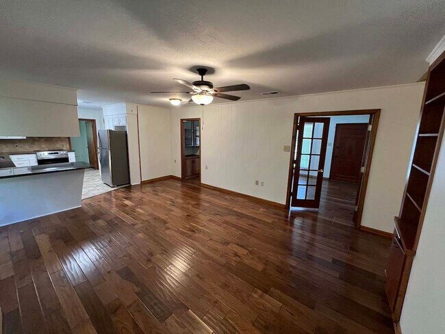 Building Photo - Baker's Historic Buffwood Subdivision, 3 bedroom, 2 bath home loaded with amenities