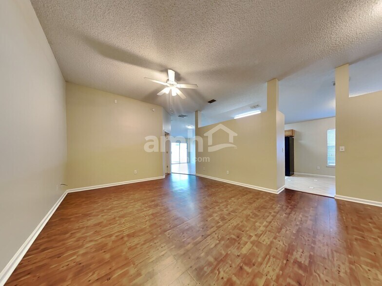 Building Photo - 9261 Redtail Dr