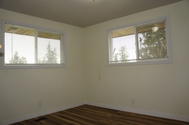 Building Photo - 952 NE Netlam Ln