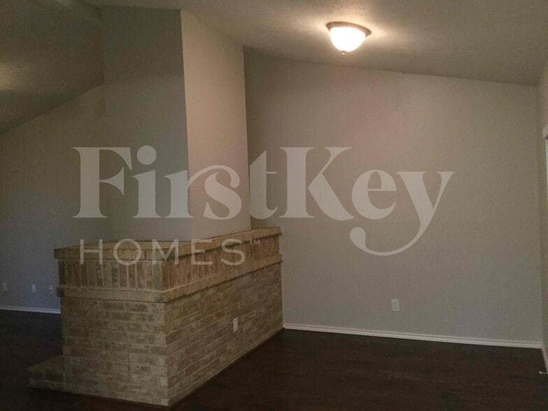 Building Photo - 717 Redbud Dr