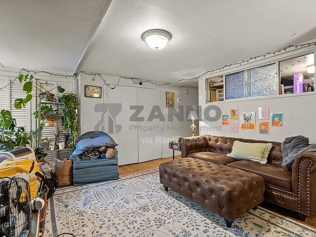 Building Photo - 35 Bowen St