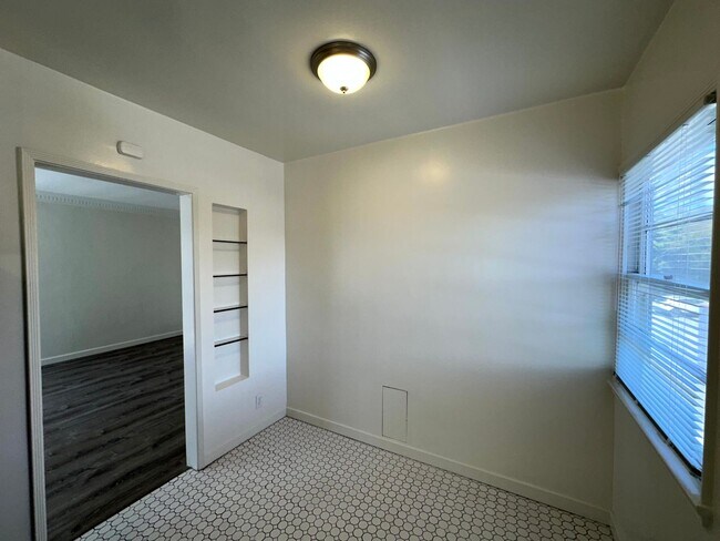 Building Photo - MOVE-IN SPECIAL!  $600 off the first year'...