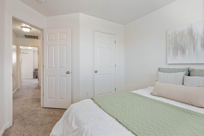 Building Photo - Beautiful 3 Bedroom Townhome In Hidden Valley Heights