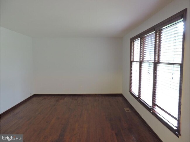 Building Photo - 27 Stuyvesant Dr