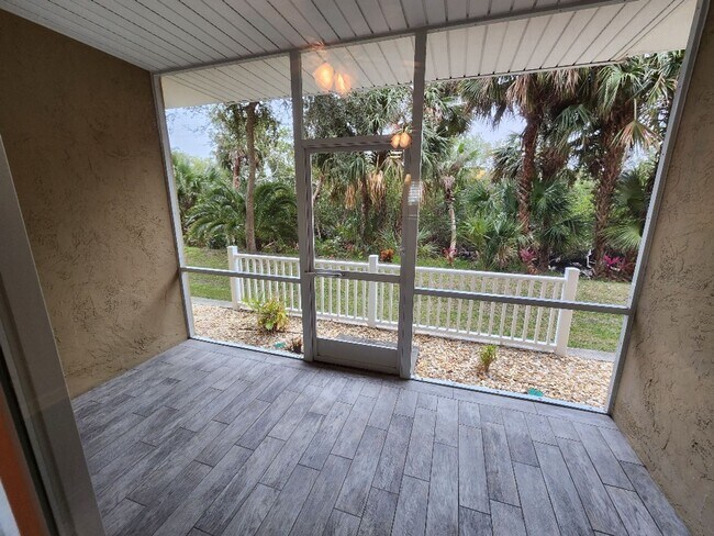 Building Photo - Beautiful 2/2 Bouchelle Condo with private garage