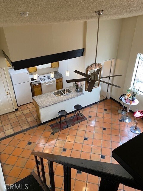 Building Photo - 1943 Vista Del Mar Ave