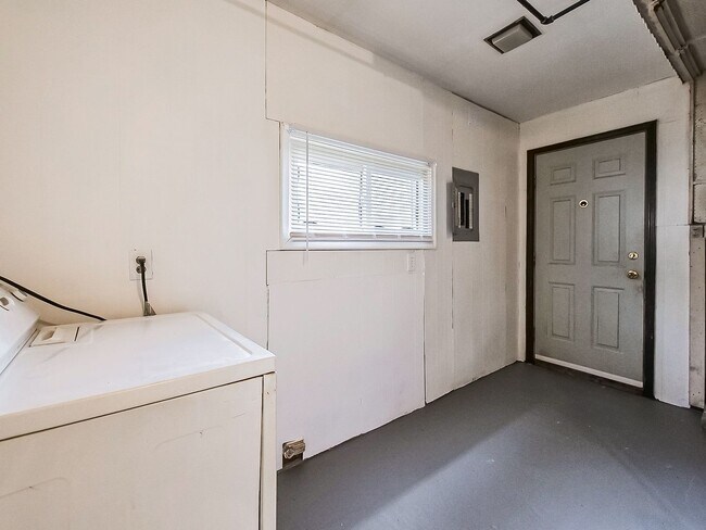 Building Photo - AVAILABLE NOW! SECTION 8 APPROVED! Charming 3-Bedroom Home in Warren!