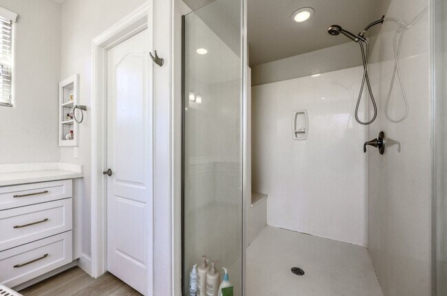Building Photo - Elegant 5-Bedroom Henderson Home in the Heart of Green Valley